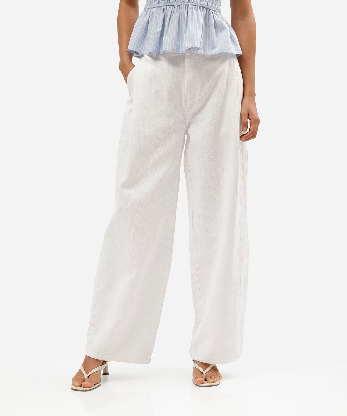 calça balloon cropped feminina de sarja cintura média com pregas texturizada off white