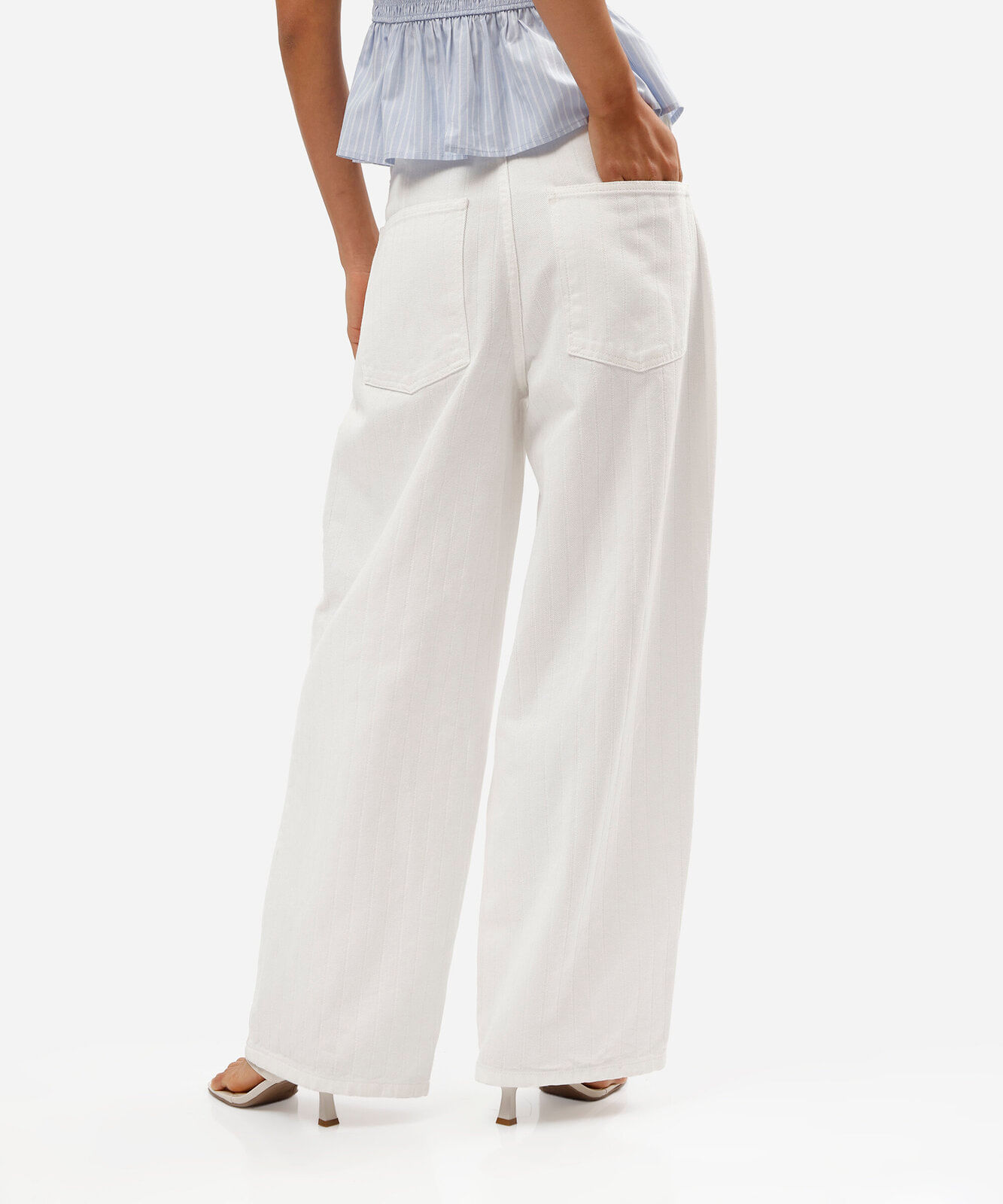 calça balloon cropped feminina de sarja cintura média com pregas texturizada off white