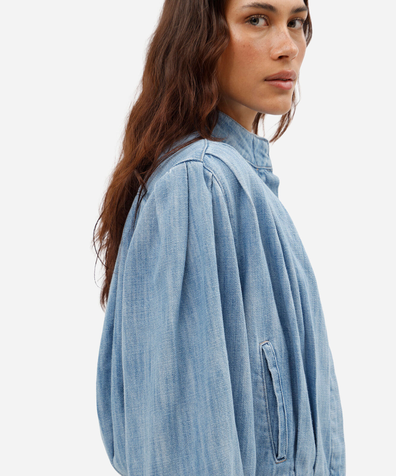 jaqueta feminina jeans com pregas gola funnel neck azul