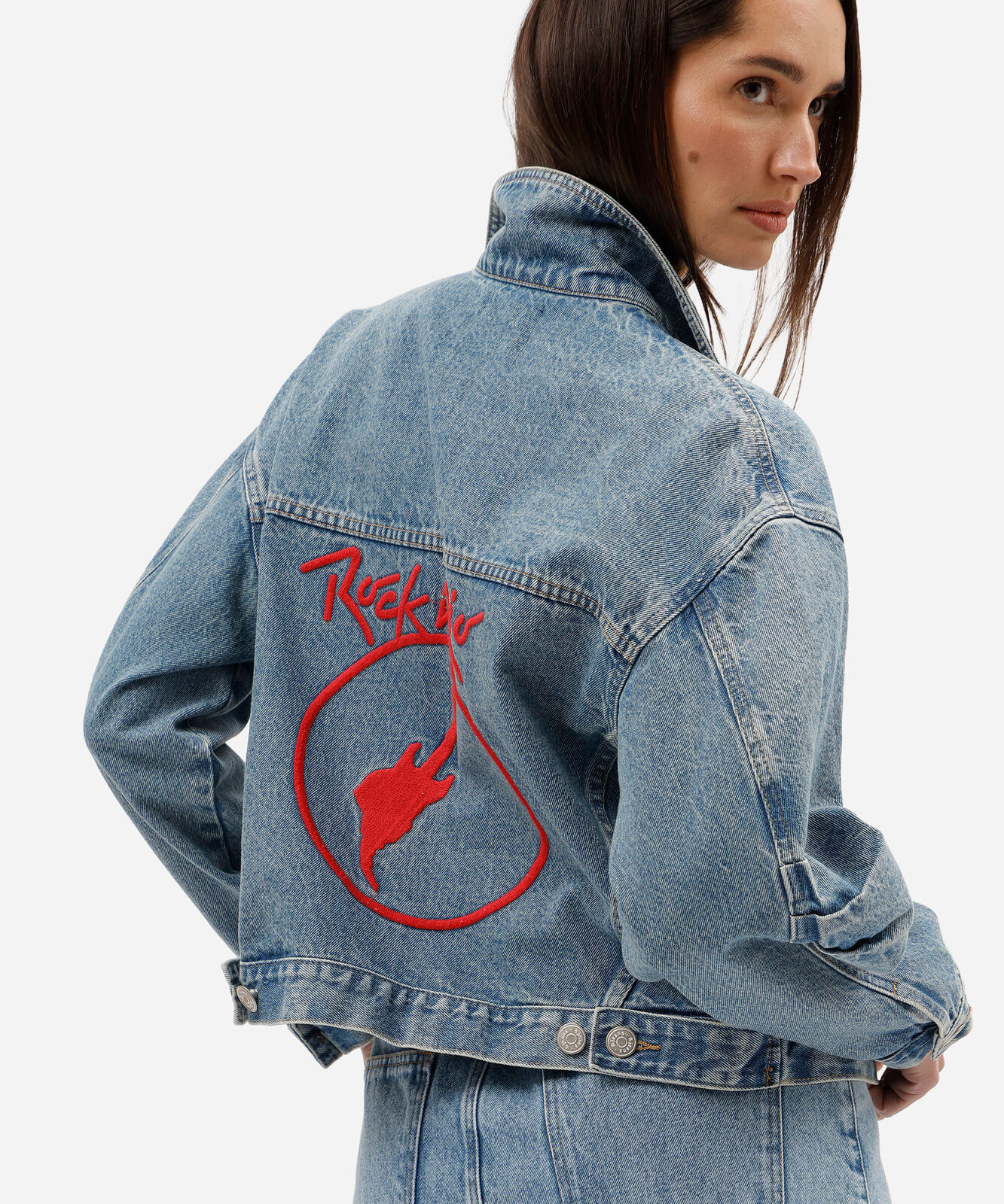 jaqueta feminina jeans bordada rock in rio azul