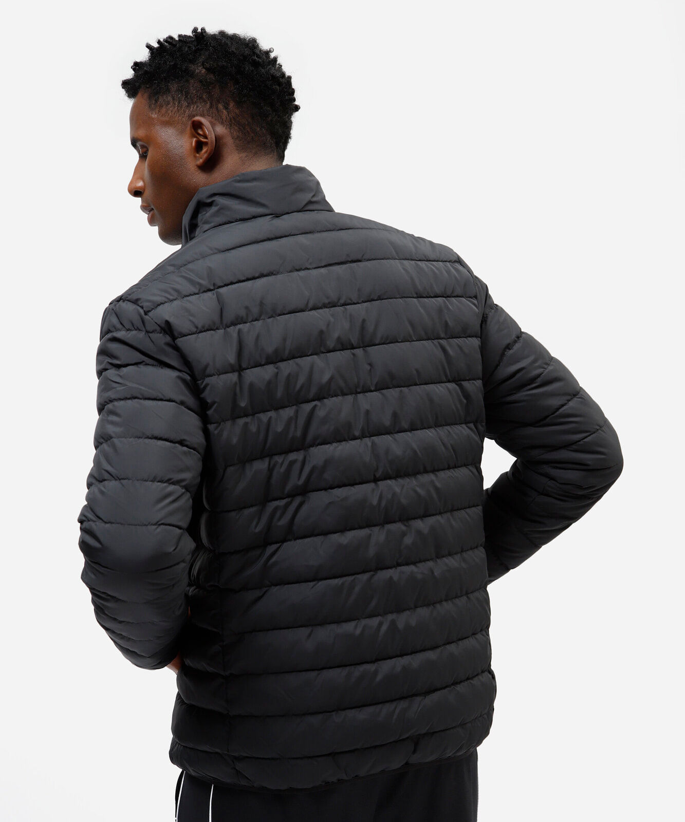 jaqueta puffer esportiva masculina gola alta preta