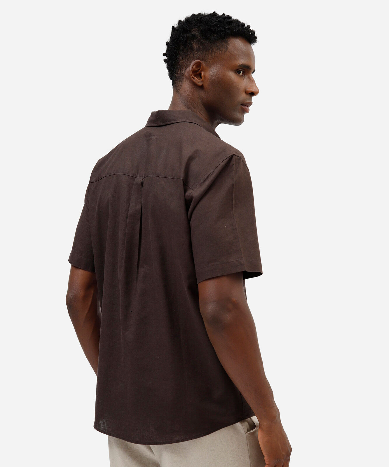 camisa comfort masculina com linho manga curta marrom