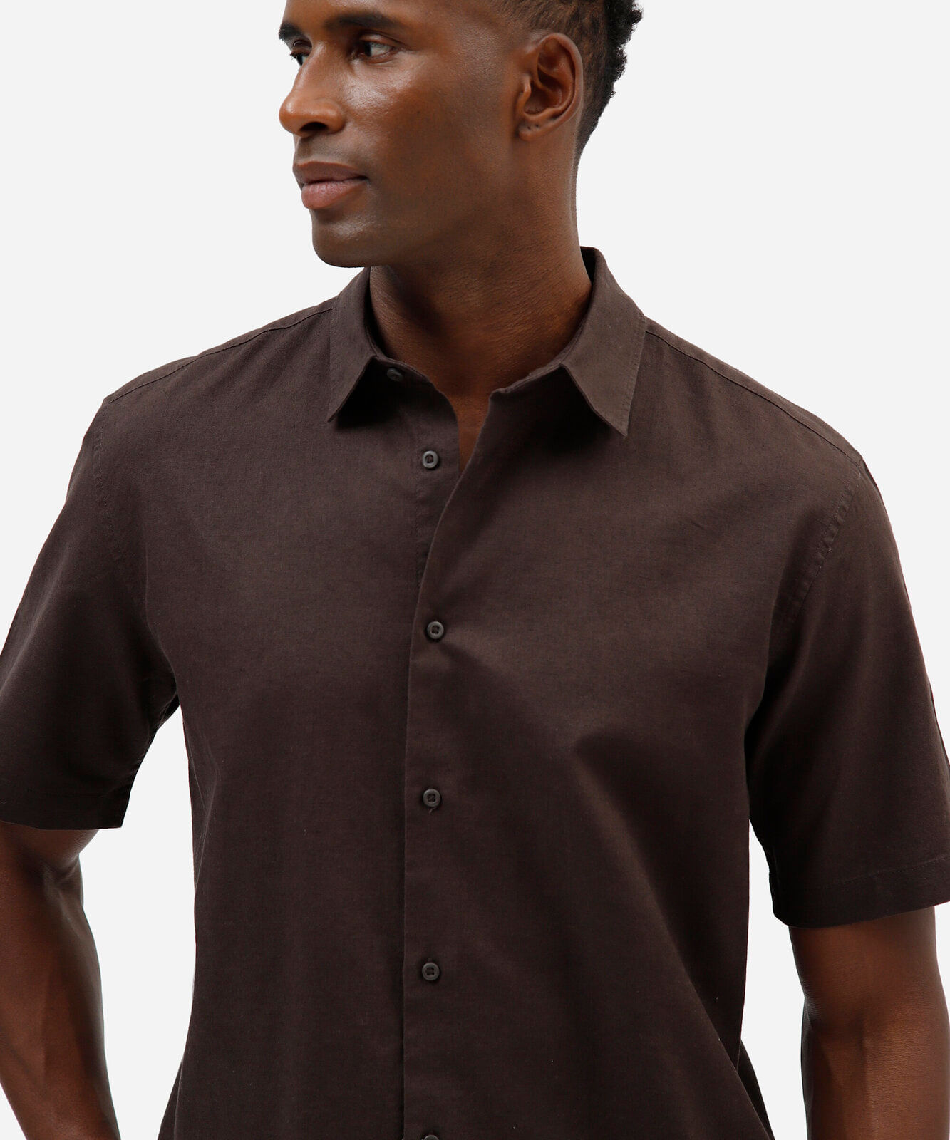 camisa comfort masculina com linho manga curta marrom