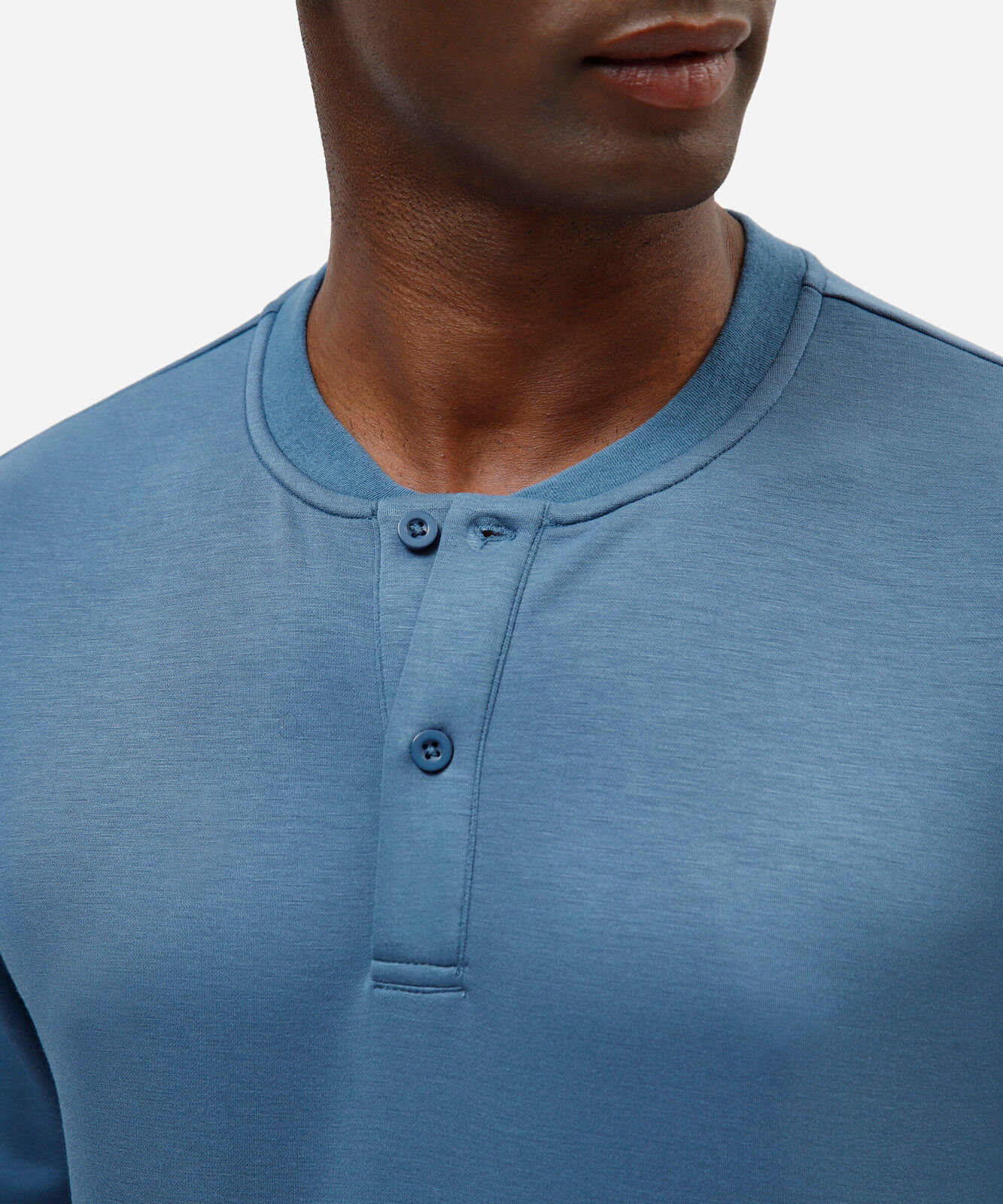 camiseta masculina com viscose gola henley manga curta azul