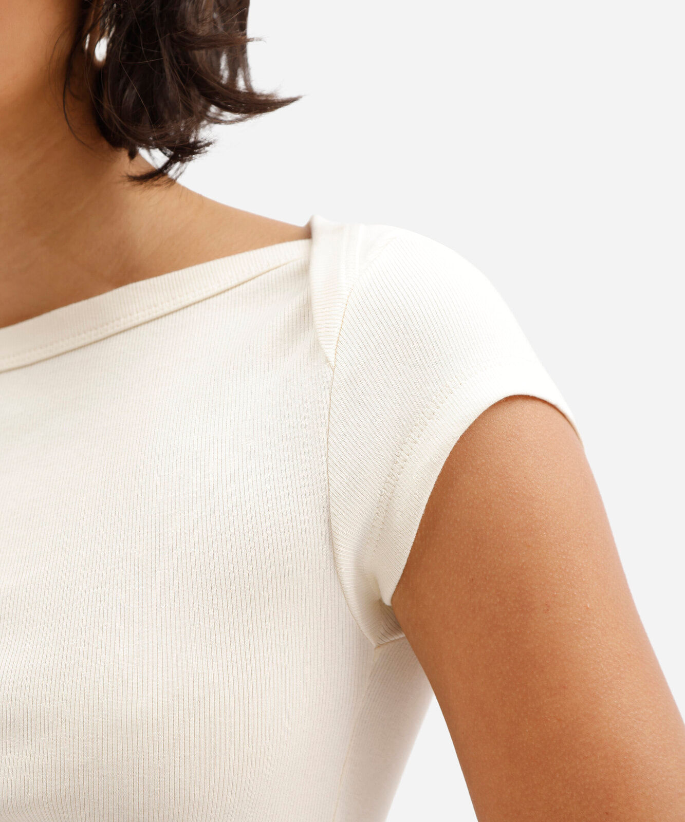 blusa feminina decote canoa manga curta bege