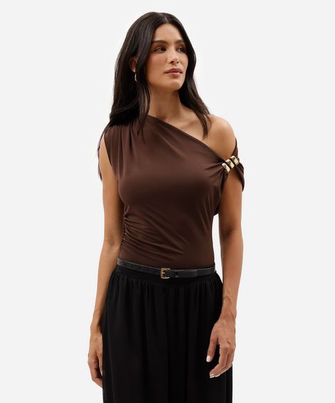 blusa feminina assimétrica franzida marrom