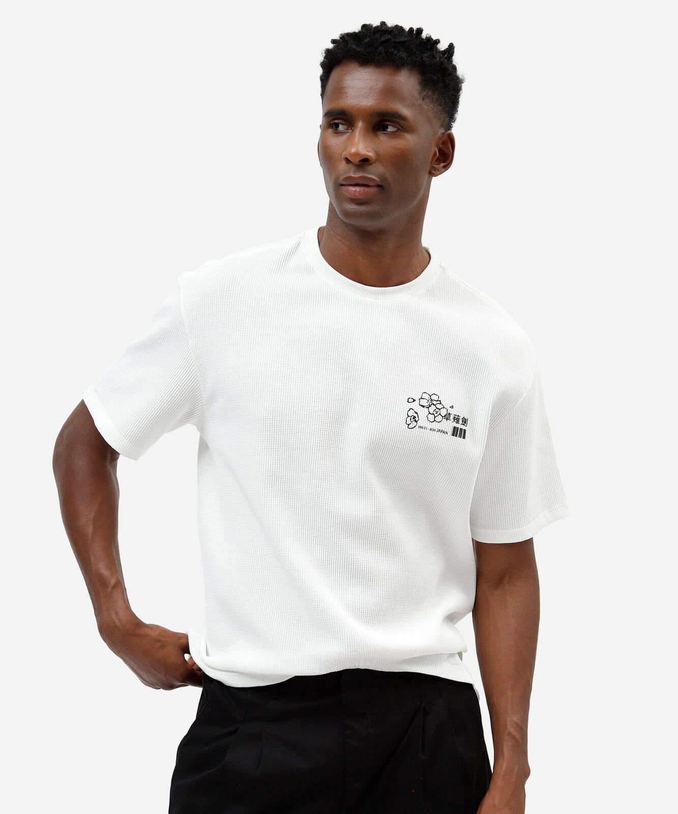 camiseta masculina com algodão manga curta texturizada estampada off white