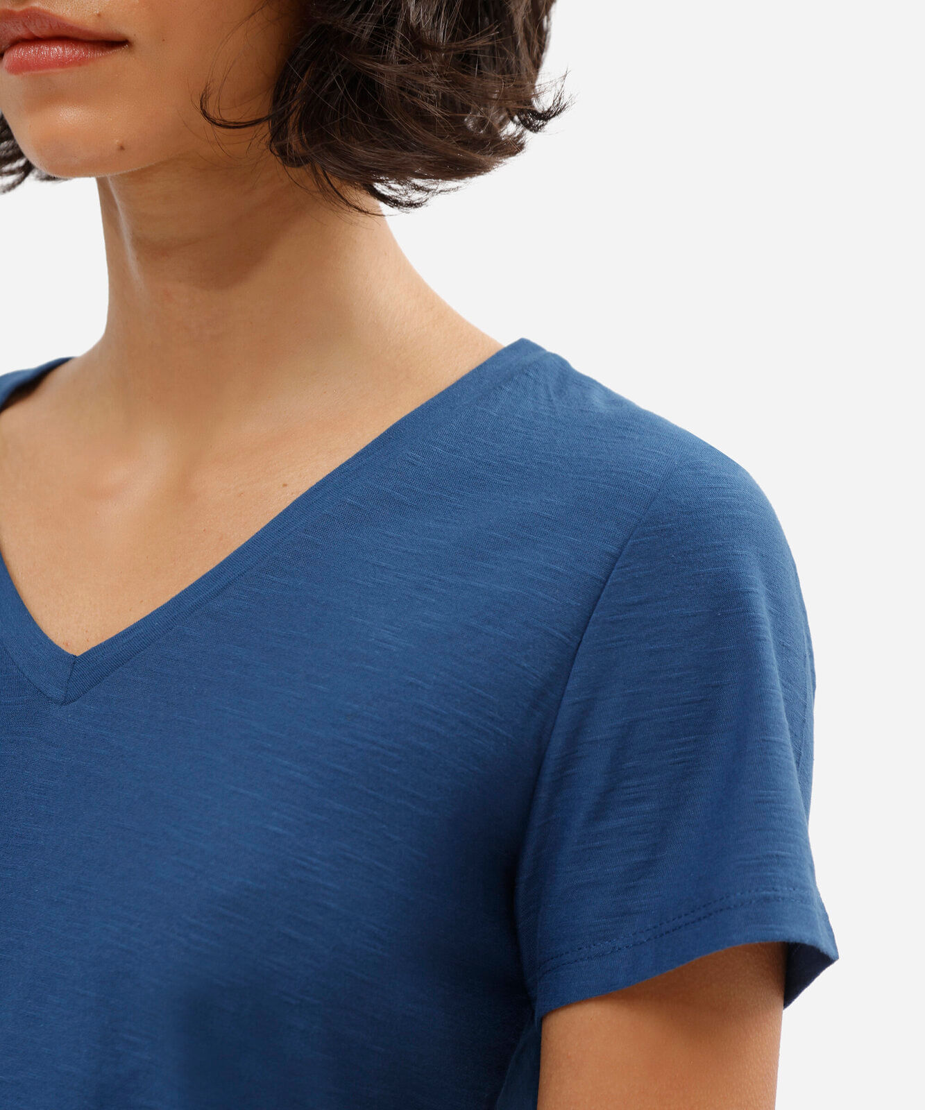 blusa básica feminina de algodão peruano manga curta decote v  azul