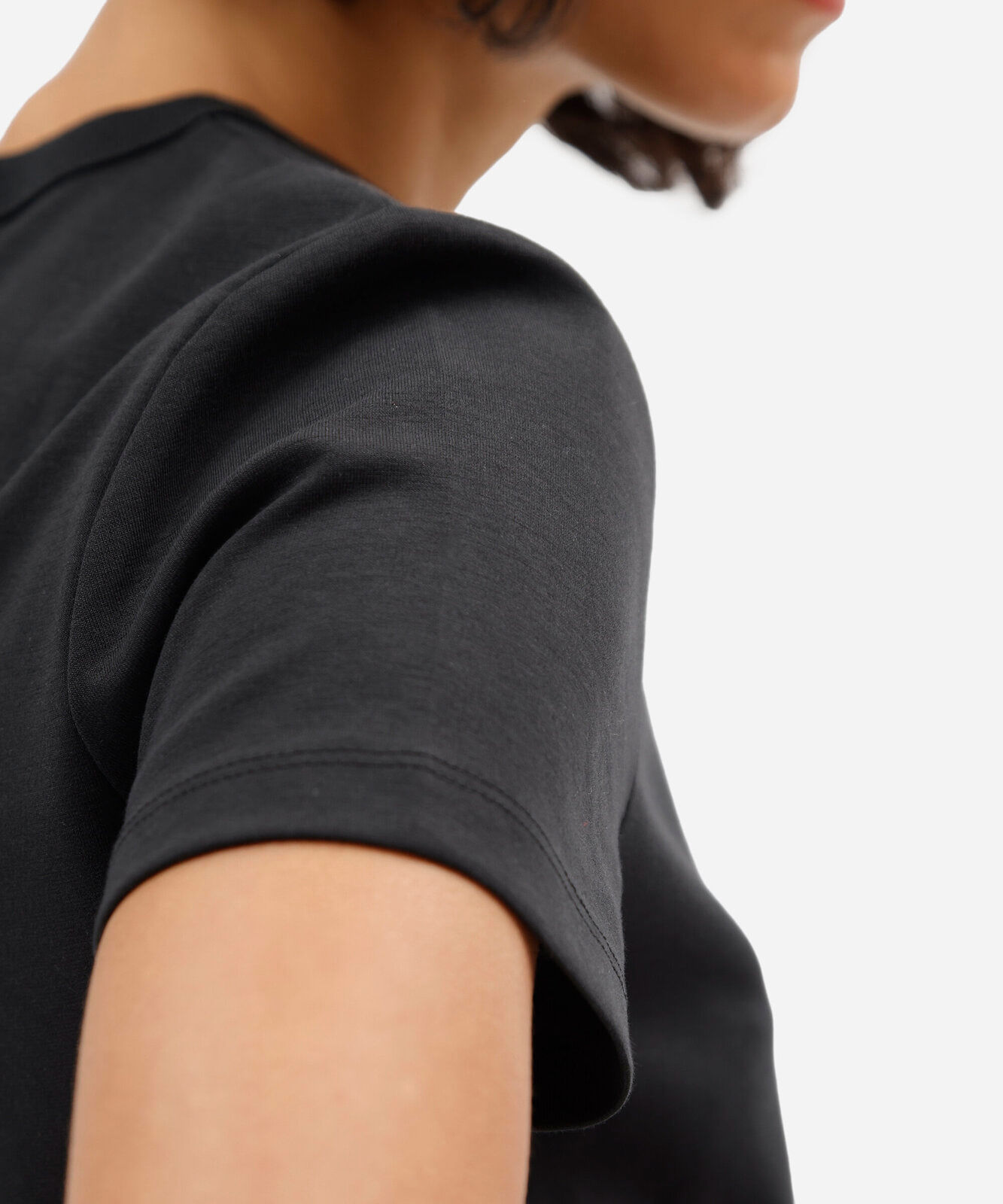 camiseta feminina de manga curta em malha ponto roma preta