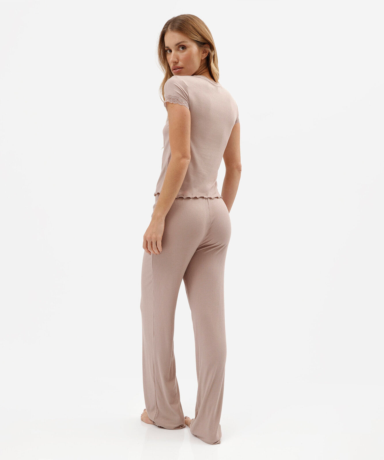 pijama longo feminino de viscose canelado com frufru bege