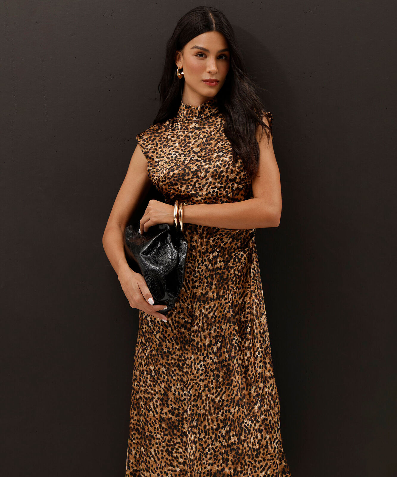 vestido midi feminino gola alta animal print acetinado marrom