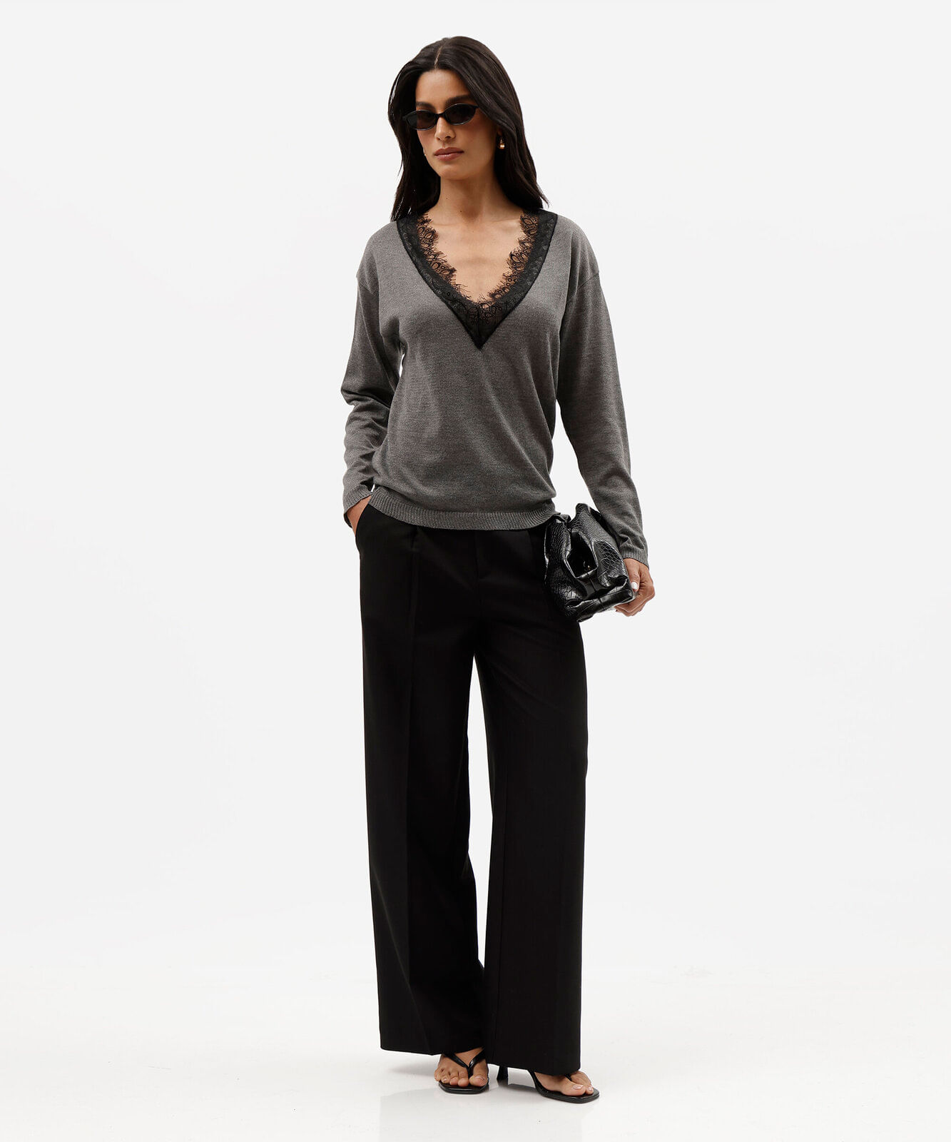 suéter feminino de tricot decote v com renda cinza
