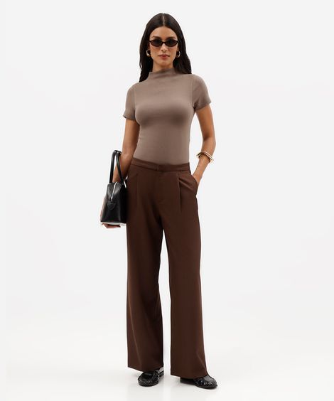 calça wide leg feminina de alfaiataria com pregas marrom