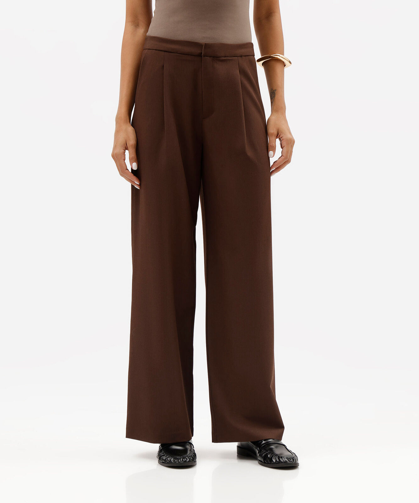 calça wide leg feminina de alfaiataria com pregas marrom