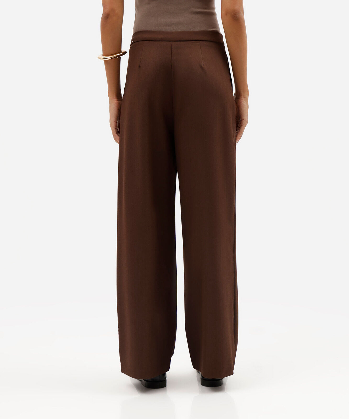 calça wide leg feminina de alfaiataria com pregas marrom