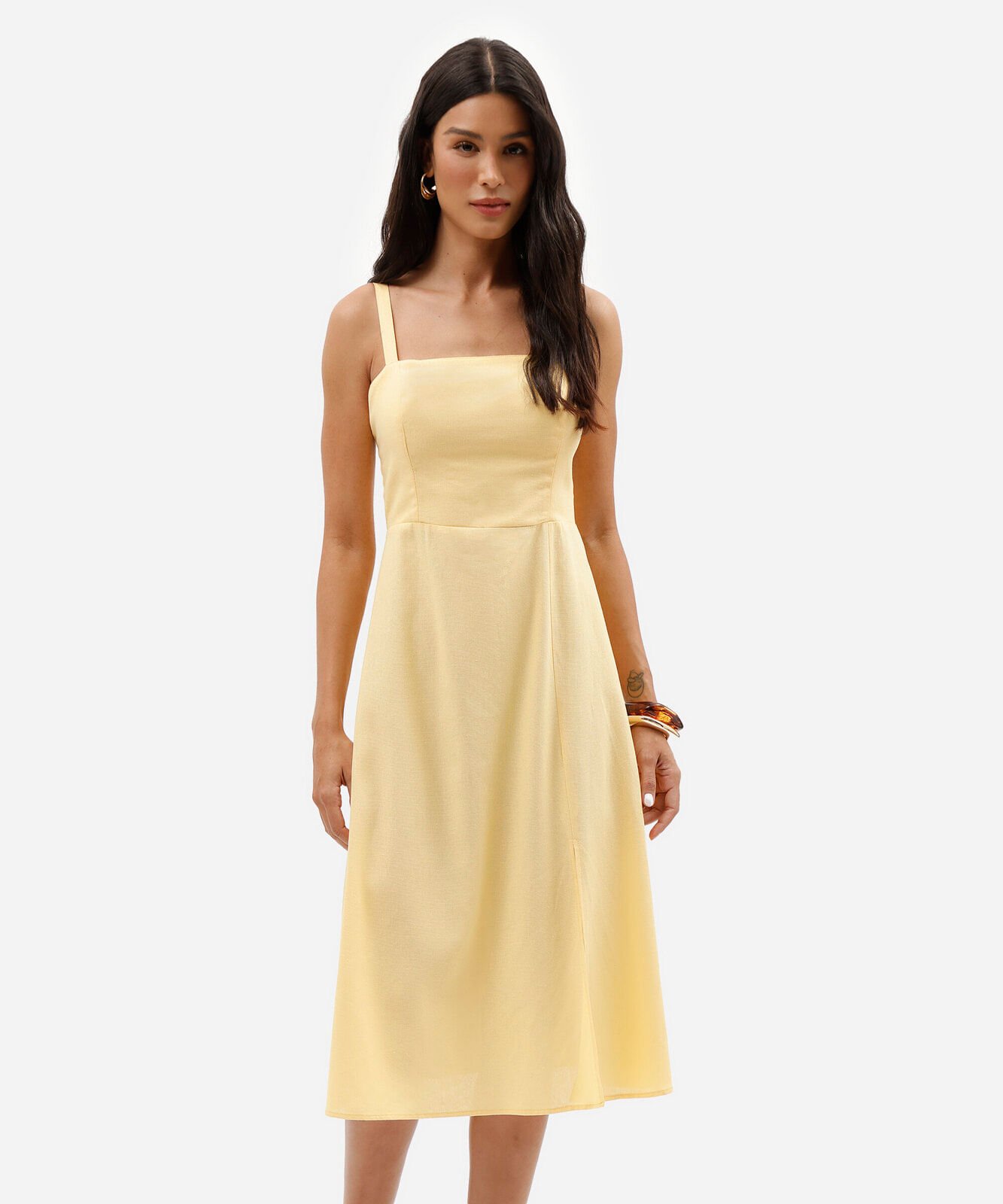 vestido midi com linho decote quadrado amarelo