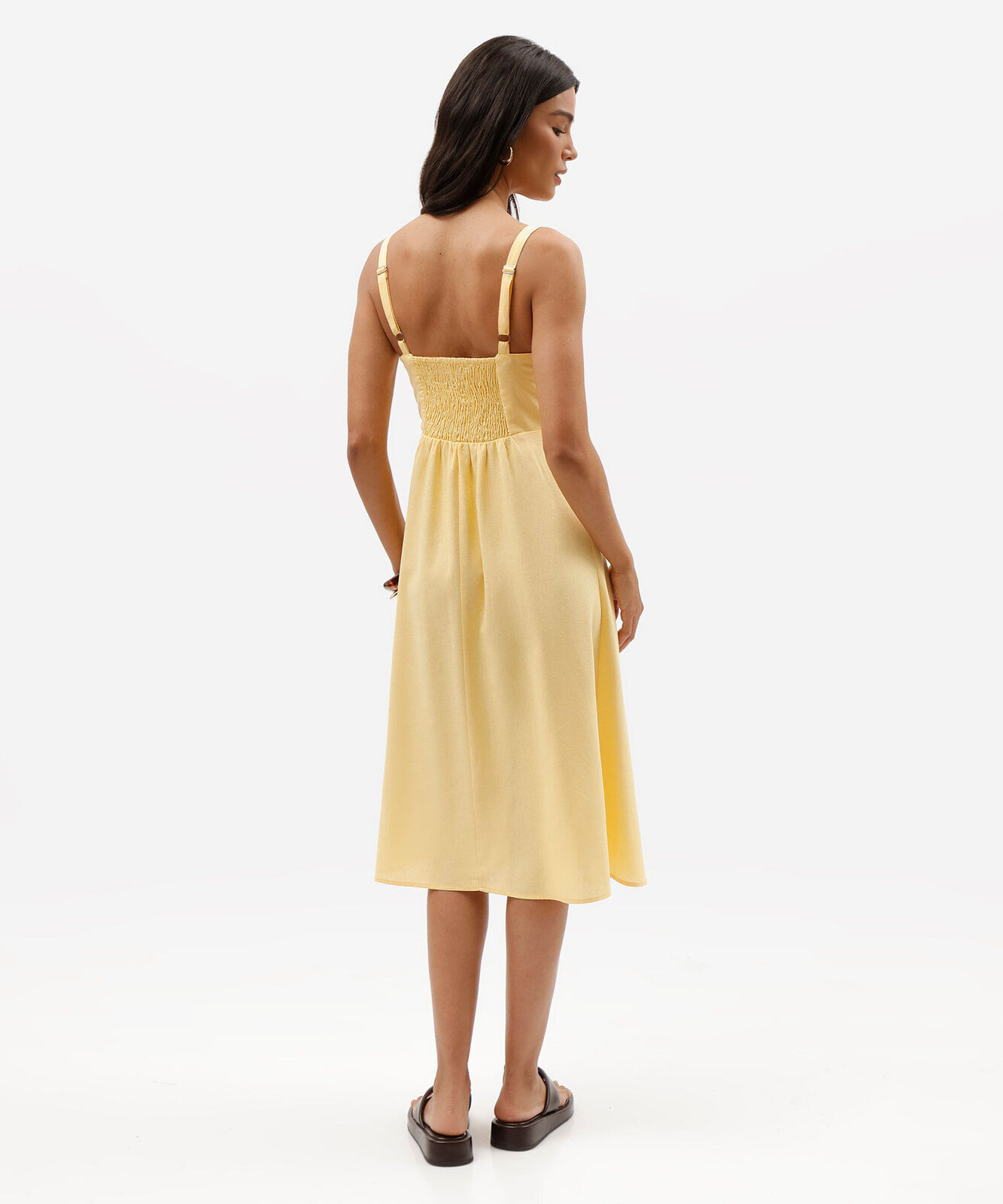 vestido midi com linho decote quadrado amarelo