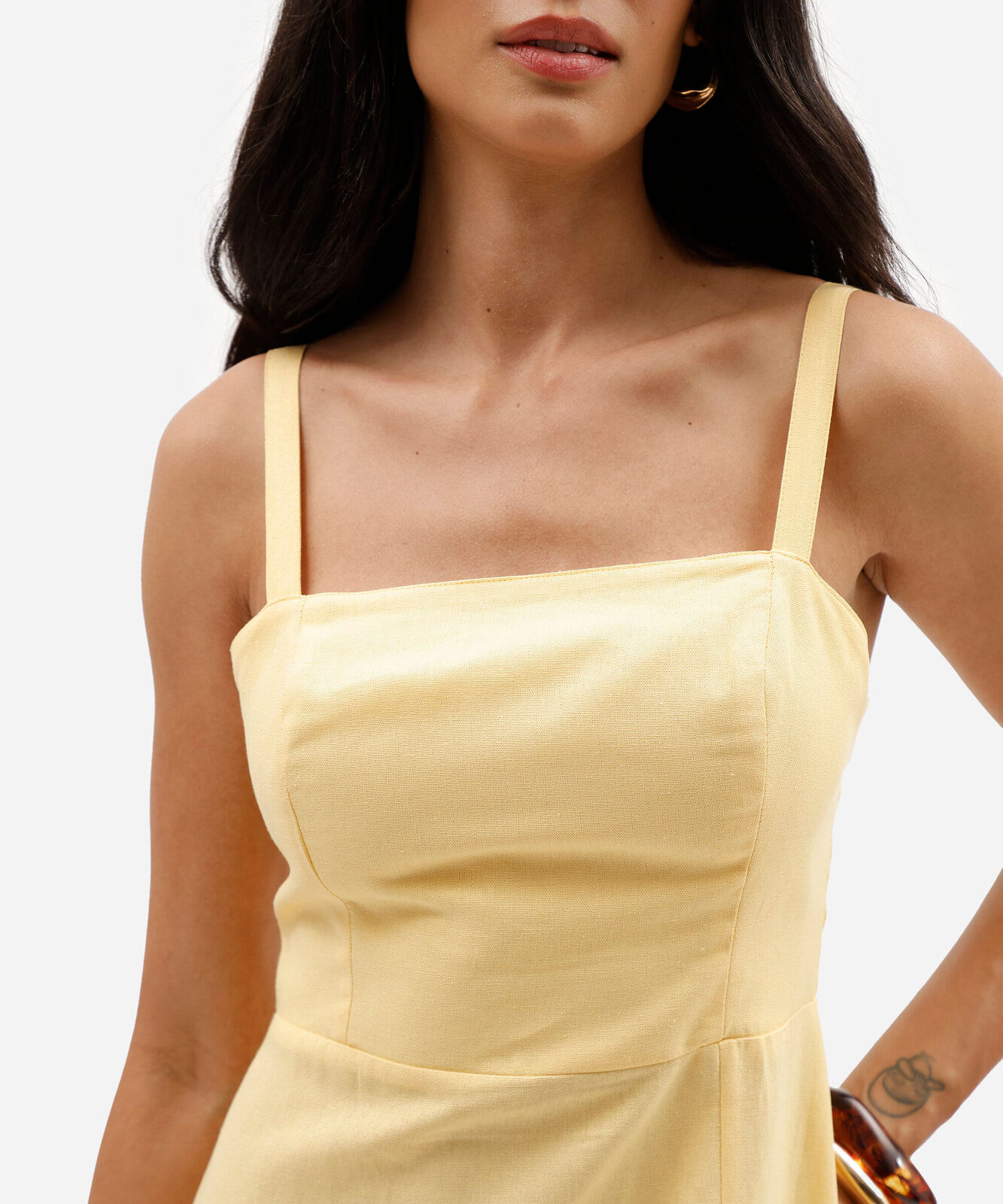 vestido midi com linho decote quadrado amarelo