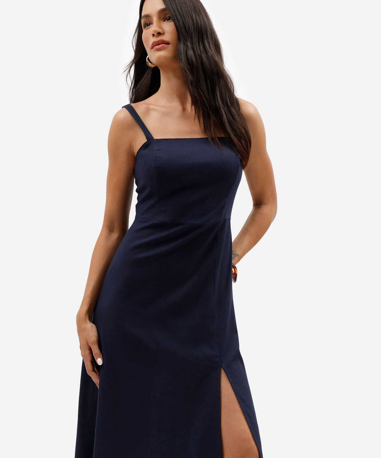 vestido midi com linho decote quadrado azul