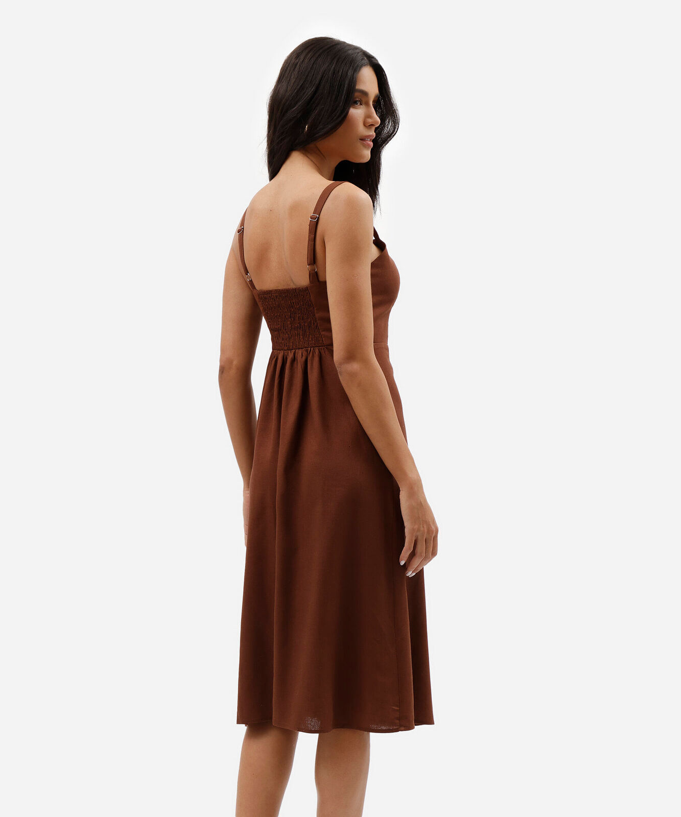 vestido midi com linho decote quadrado marrom
