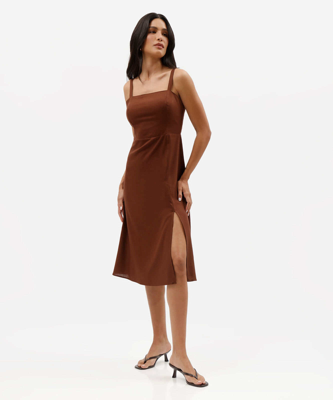 vestido midi com linho decote quadrado marrom