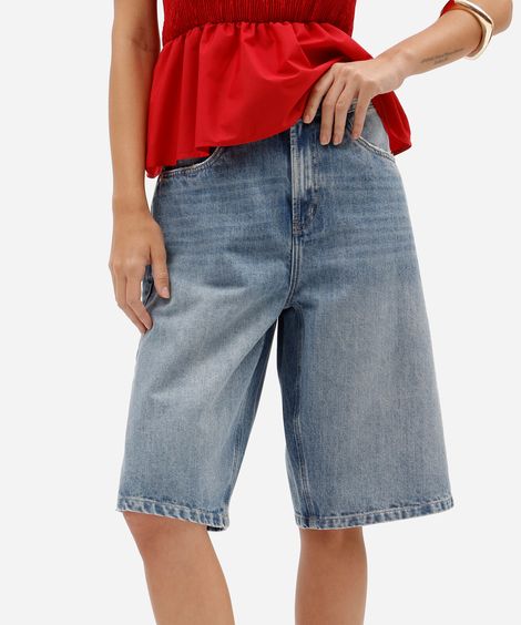 bermuda jeans feminina oversized de cintura alta com lavagem estonada azul