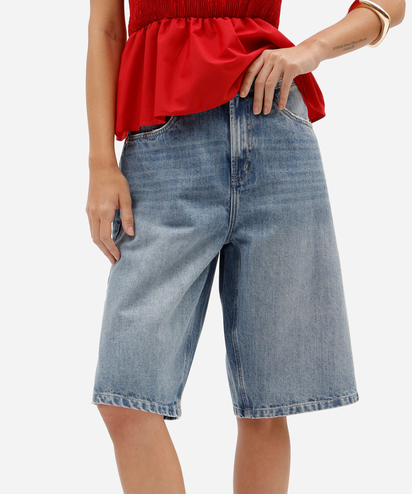 bermuda jeans feminina oversized de cintura alta com lavagem estonada azul