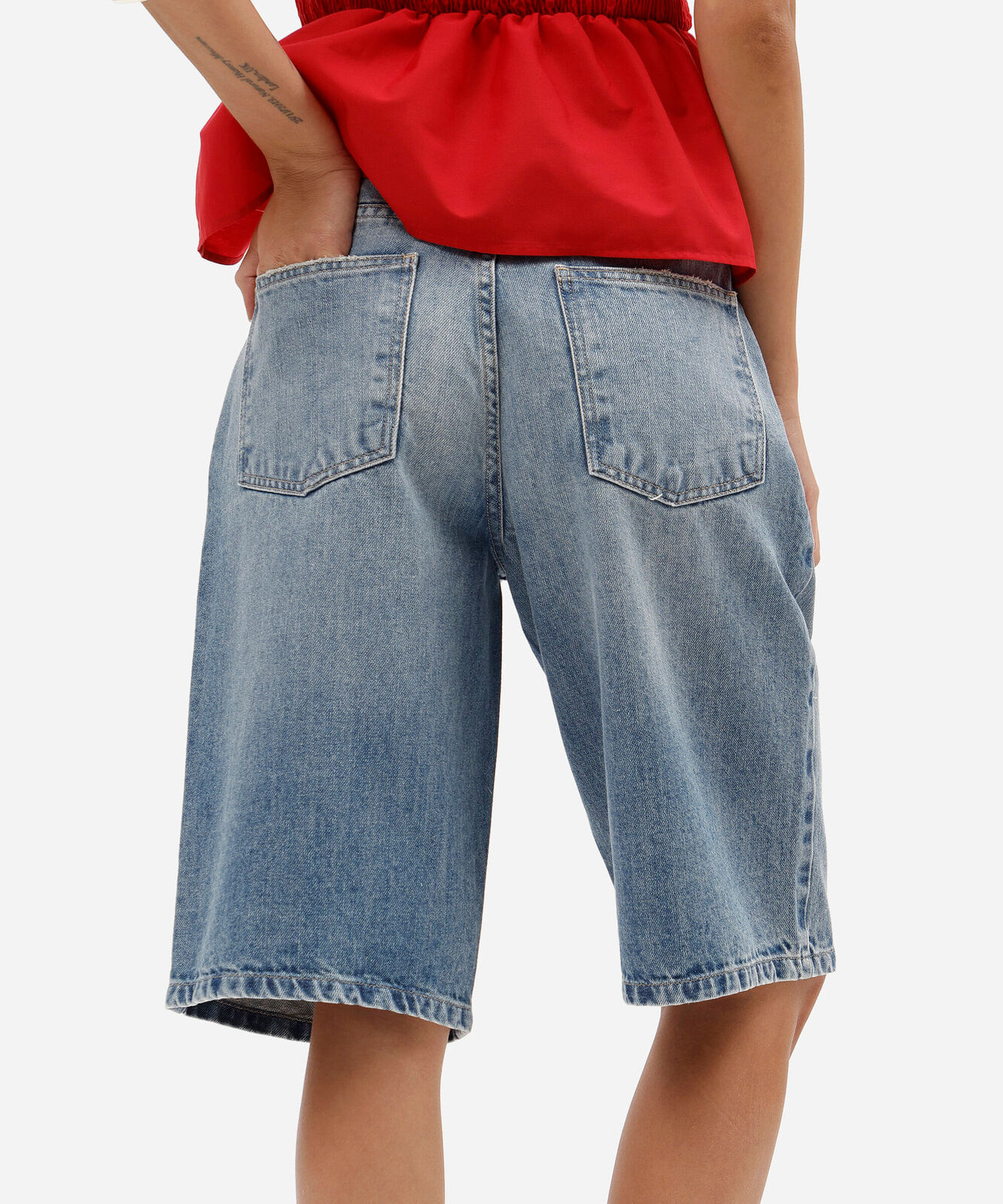 bermuda jeans feminina oversized de cintura alta com lavagem estonada azul