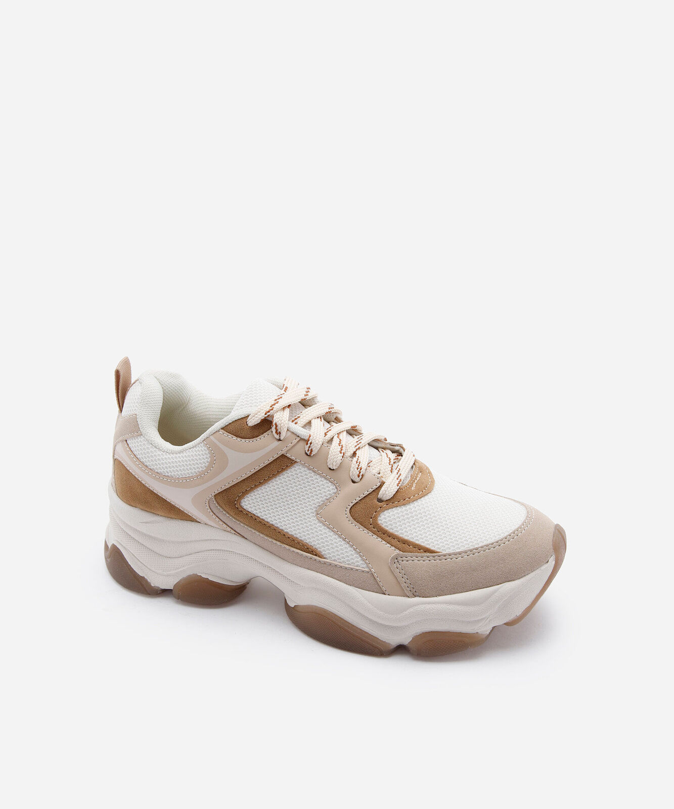 tênis chunky feminino com recortes e solado robusto bege