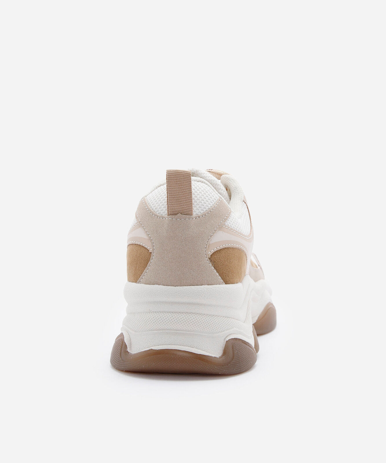 tênis chunky feminino com recortes e solado robusto bege