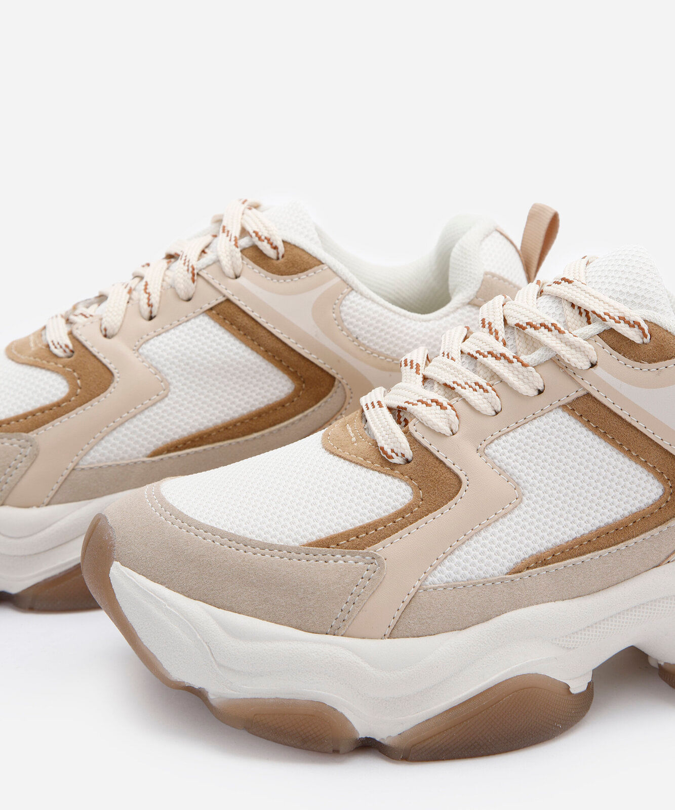 tênis chunky feminino com recortes e solado robusto bege