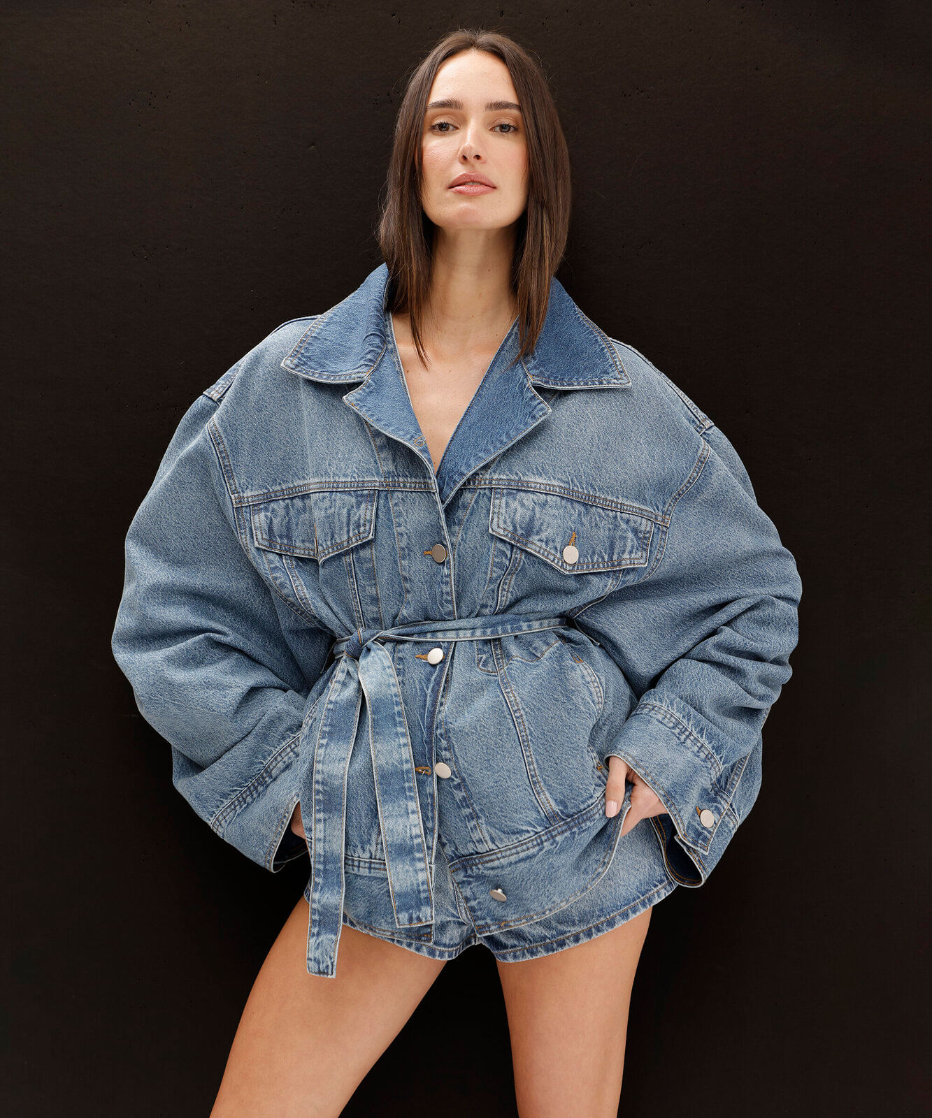 jaqueta oversized feminina jeans com faixa gustavo silvestre azul
