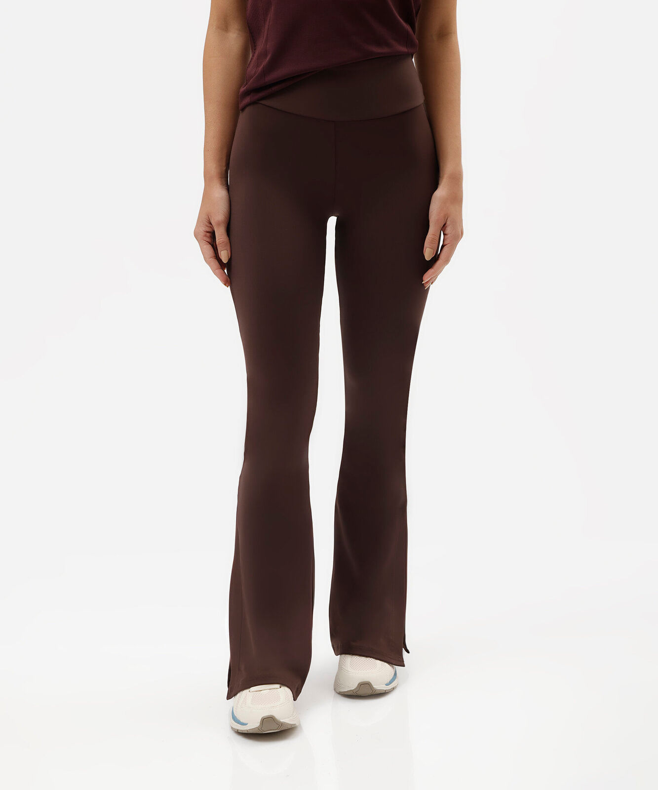calça flare esportiva feminina de poliamida com fendas marrom