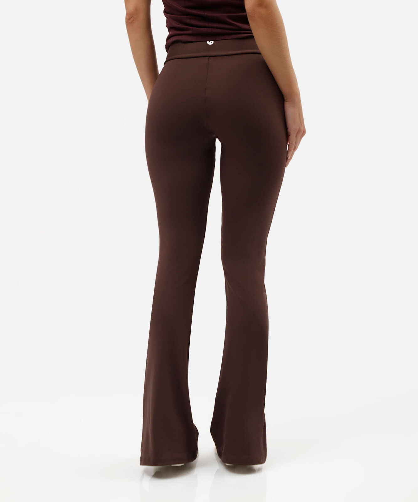 calça flare esportiva feminina de poliamida com fendas marrom