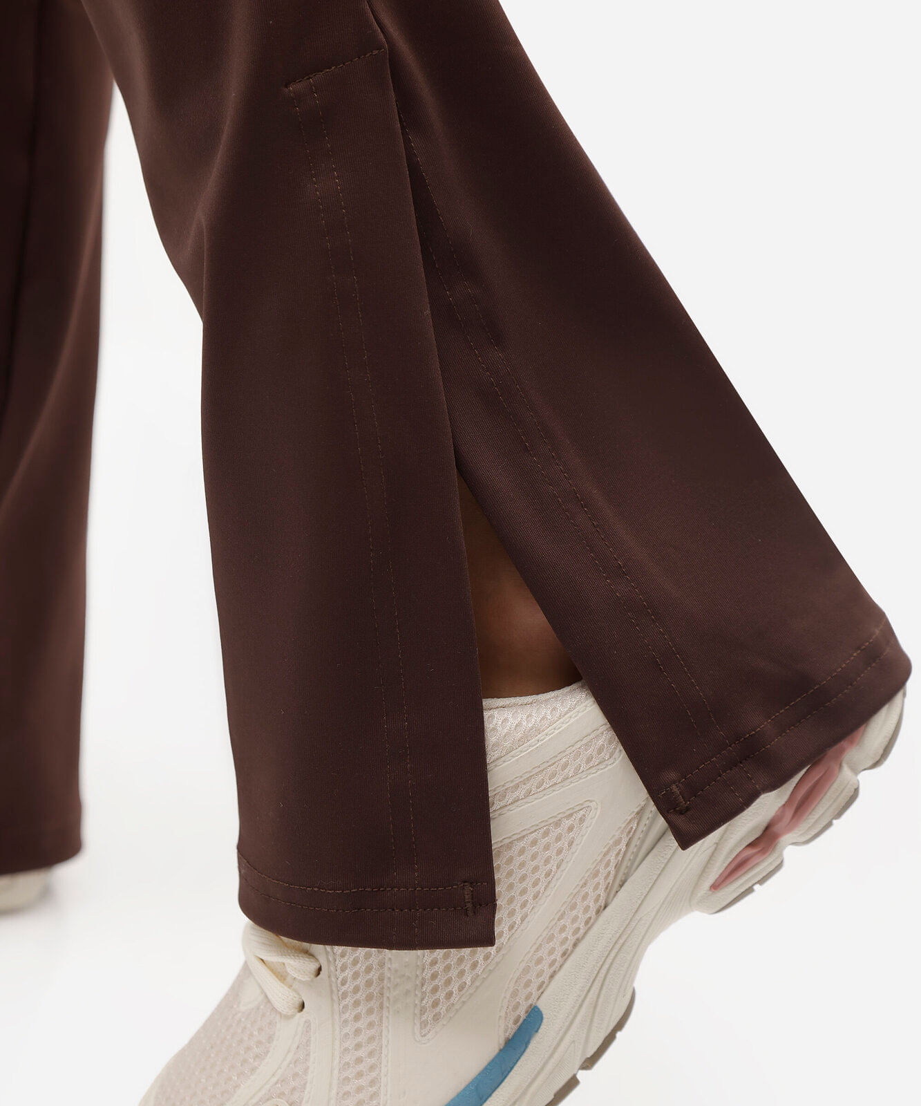 calça flare esportiva feminina de poliamida com fendas marrom