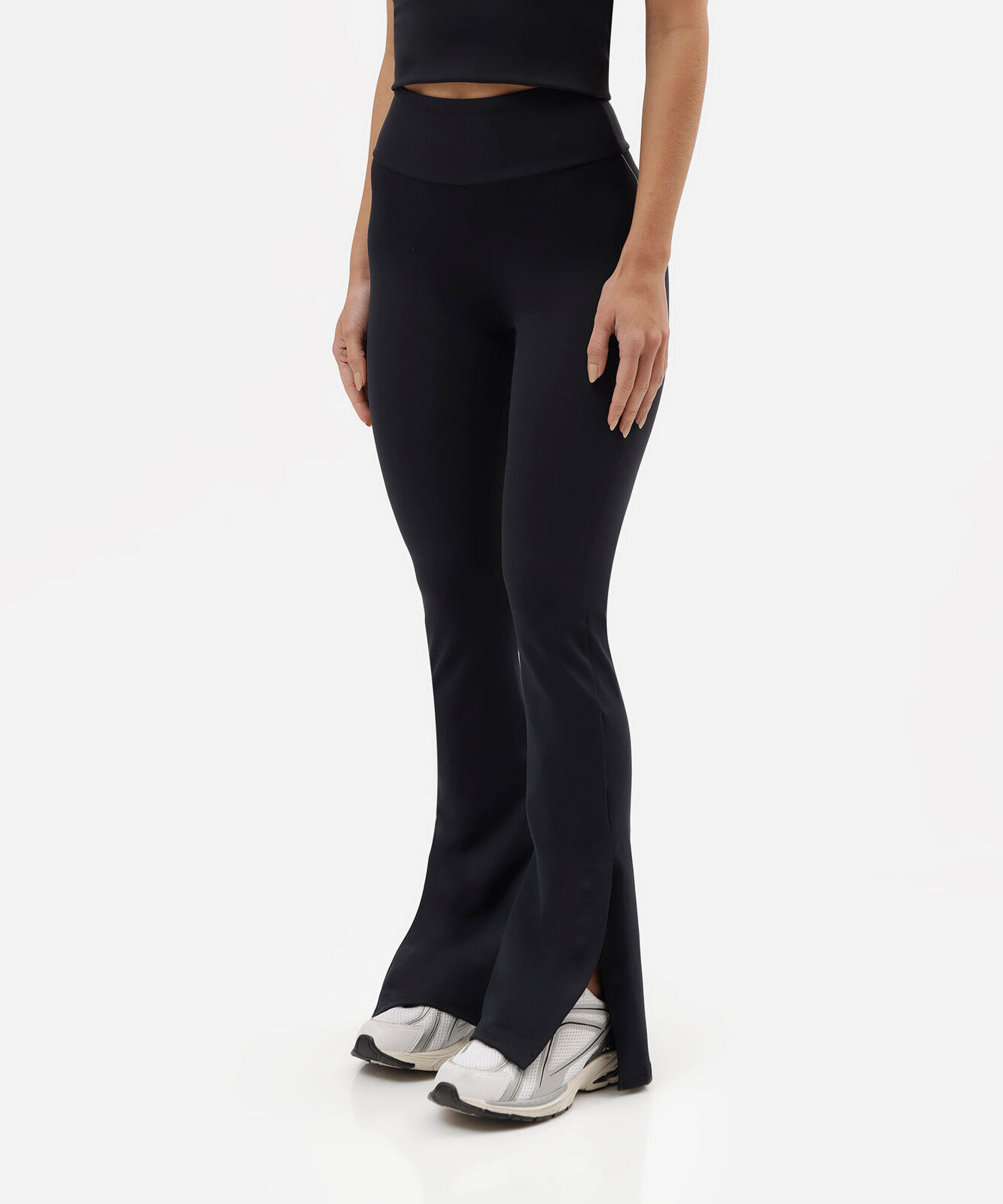 calça flare esportiva feminina de poliamida com fendas preta