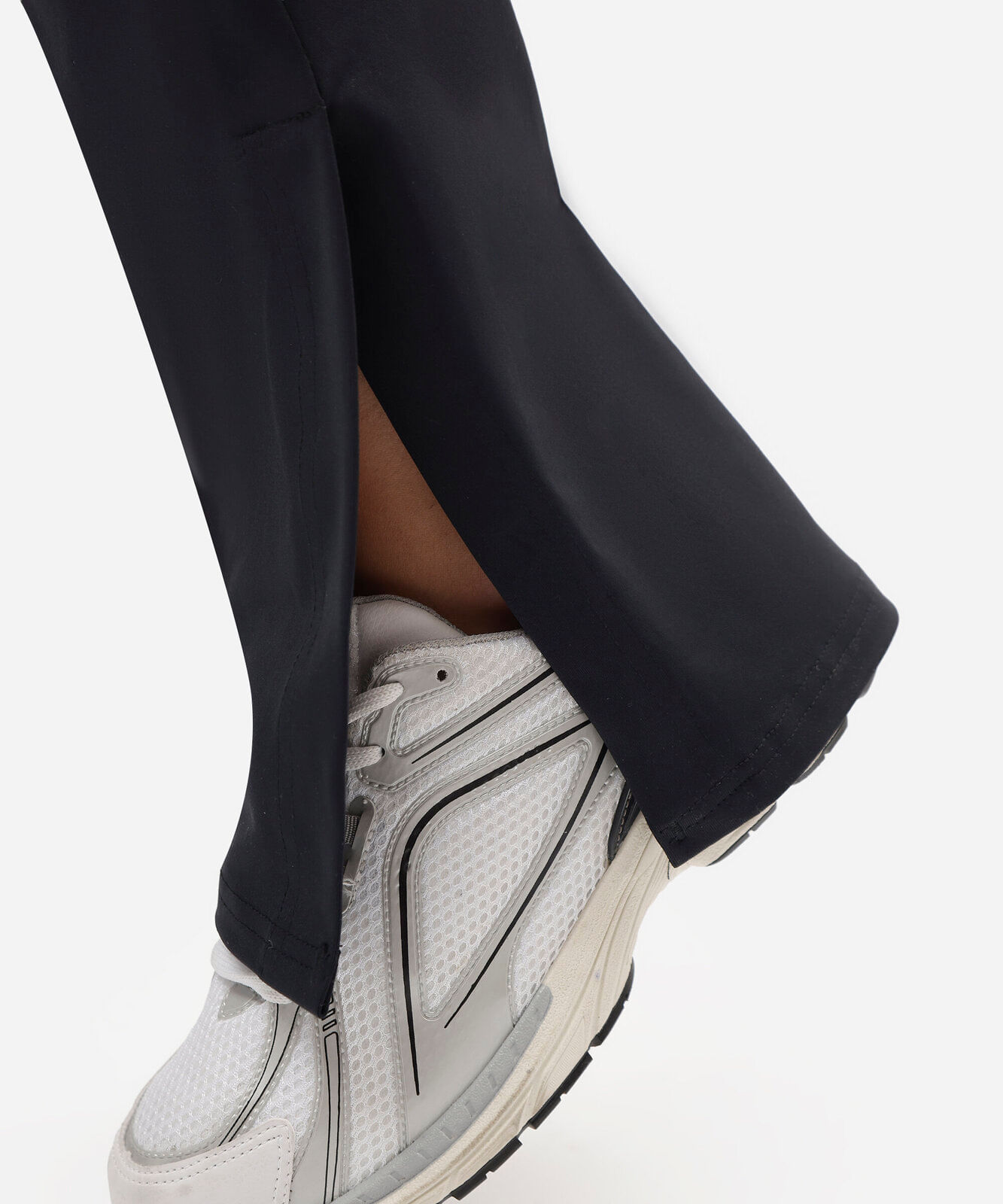 calça flare esportiva feminina de poliamida com fendas preta