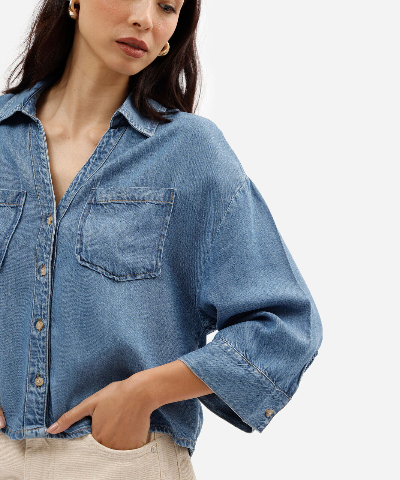 camisa feminina jeans com bolsos azul