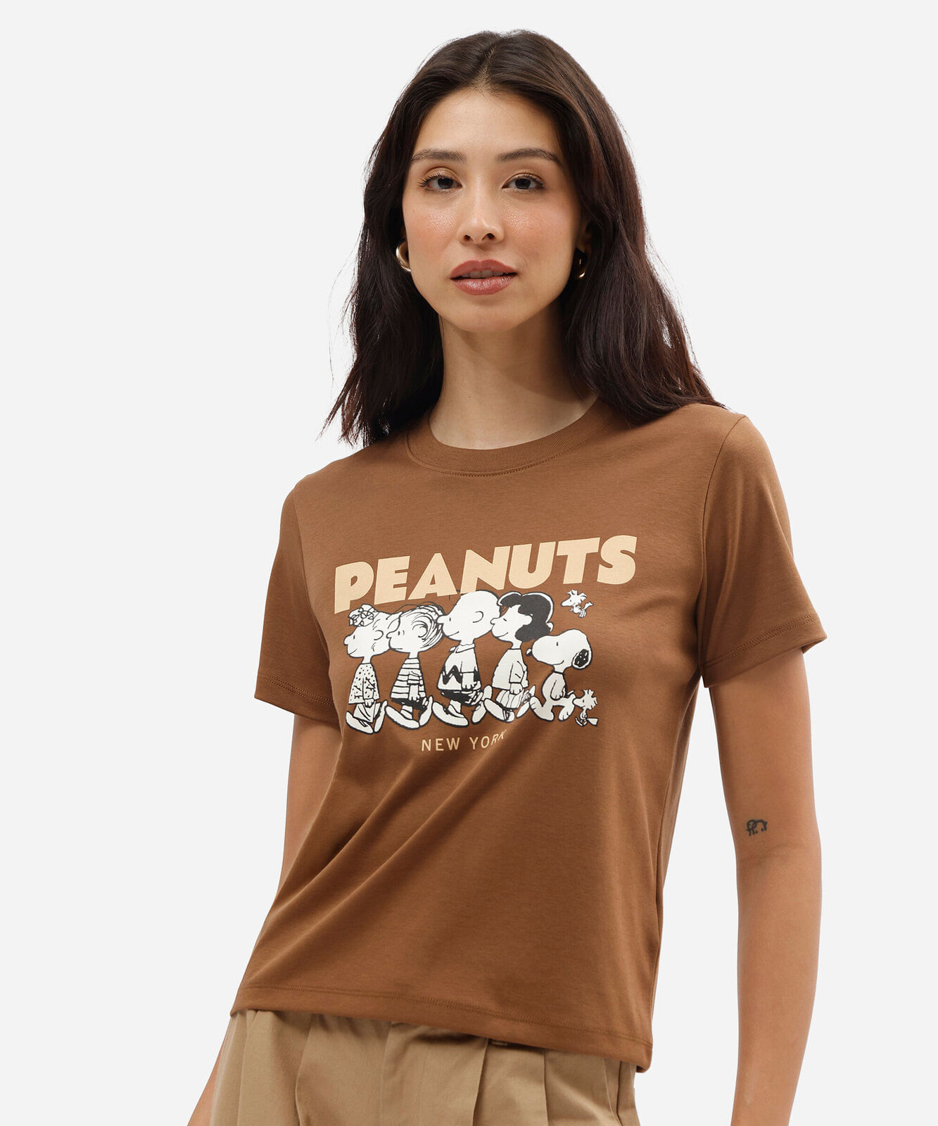 camiseta feminina de algodão peruano manga curta peanuts marrom