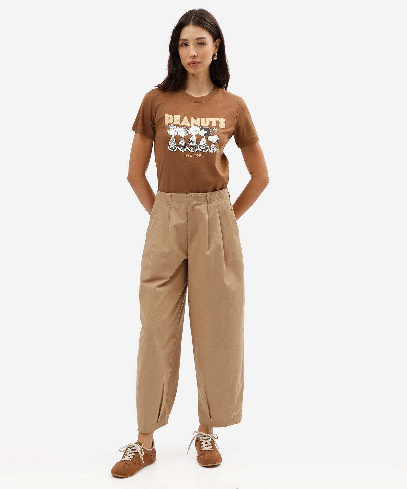 camiseta feminina de algodão peruano manga curta peanuts marrom
