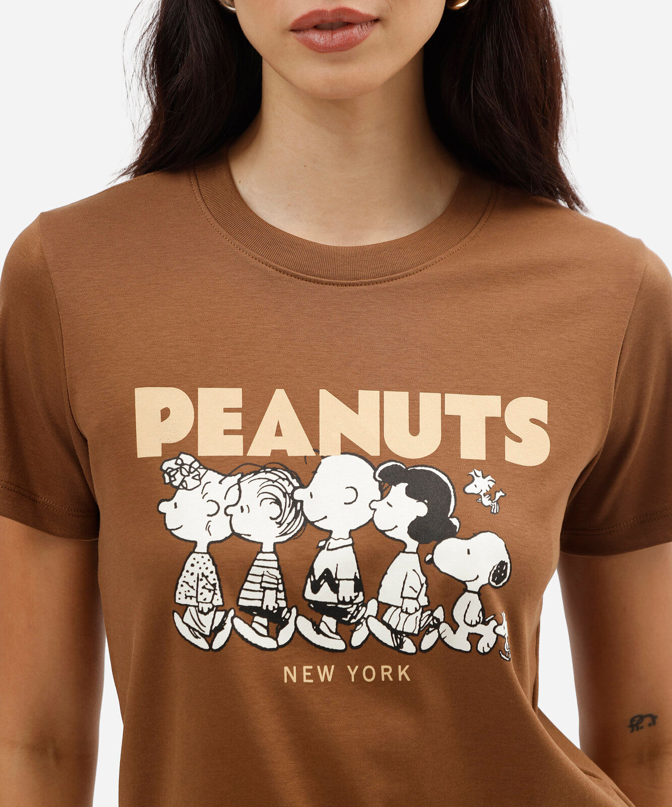 camiseta feminina de algodão peruano manga curta peanuts marrom