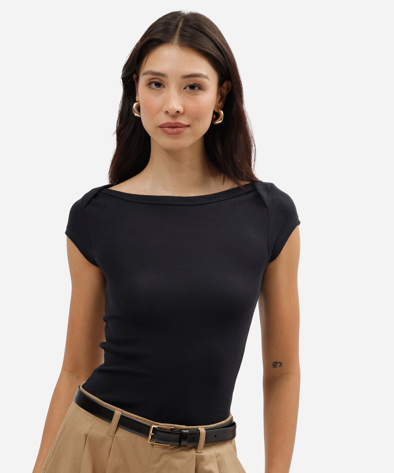 blusa feminina babylook de malha canelada com decote canoa preta