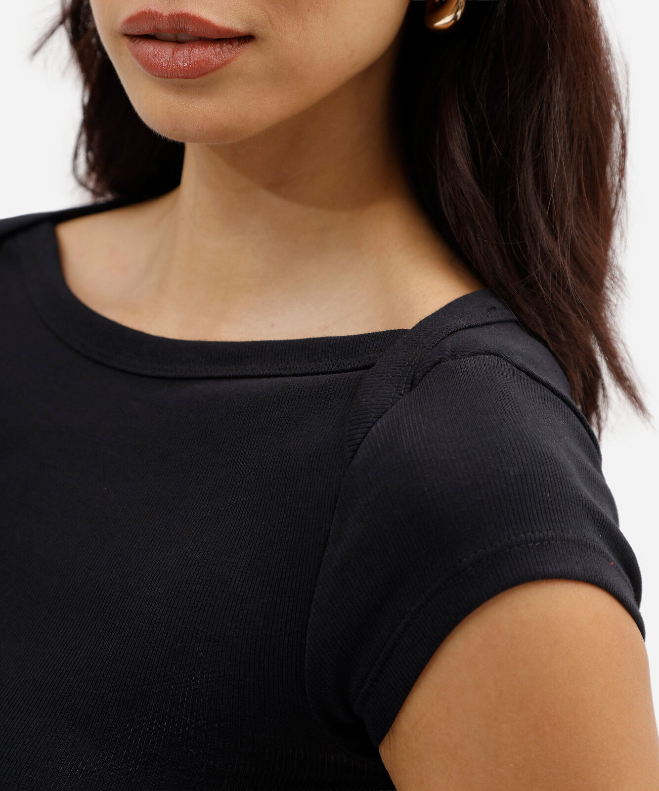 blusa feminina babylook de malha canelada com decote canoa preta