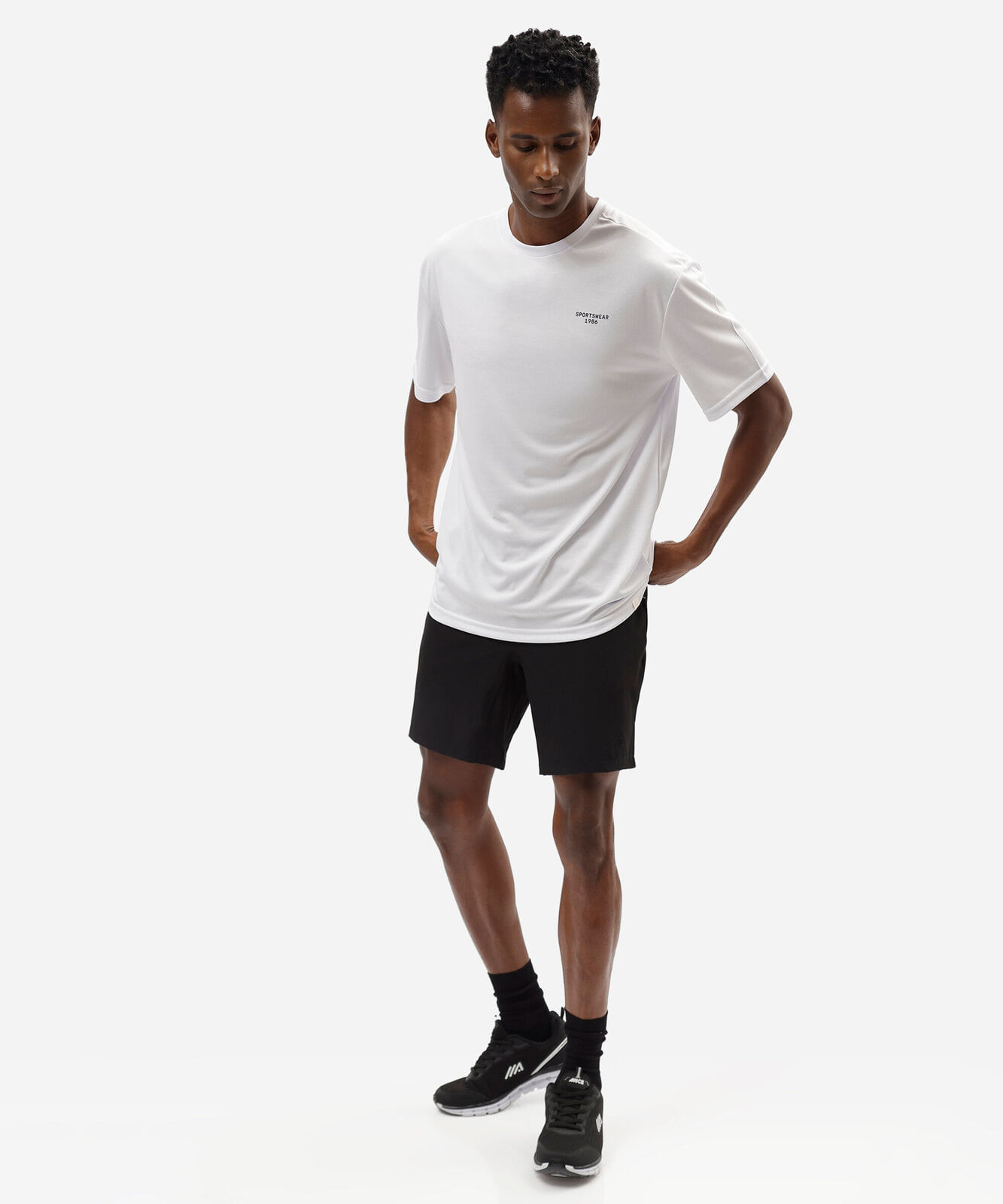 camiseta oversized masculina esportiva estampada branca