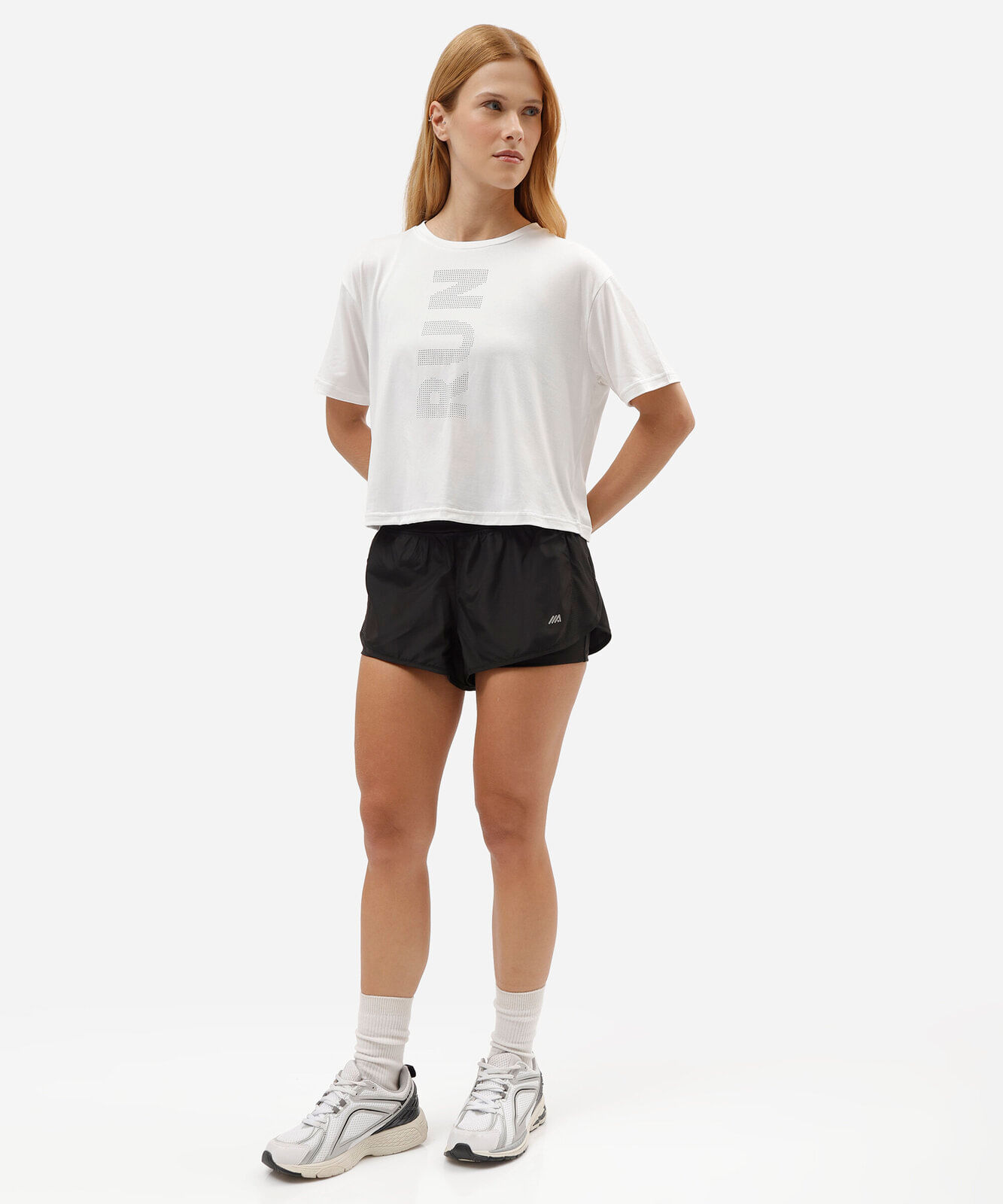 camiseta cropped feminina esportiva manga curta estampada branca