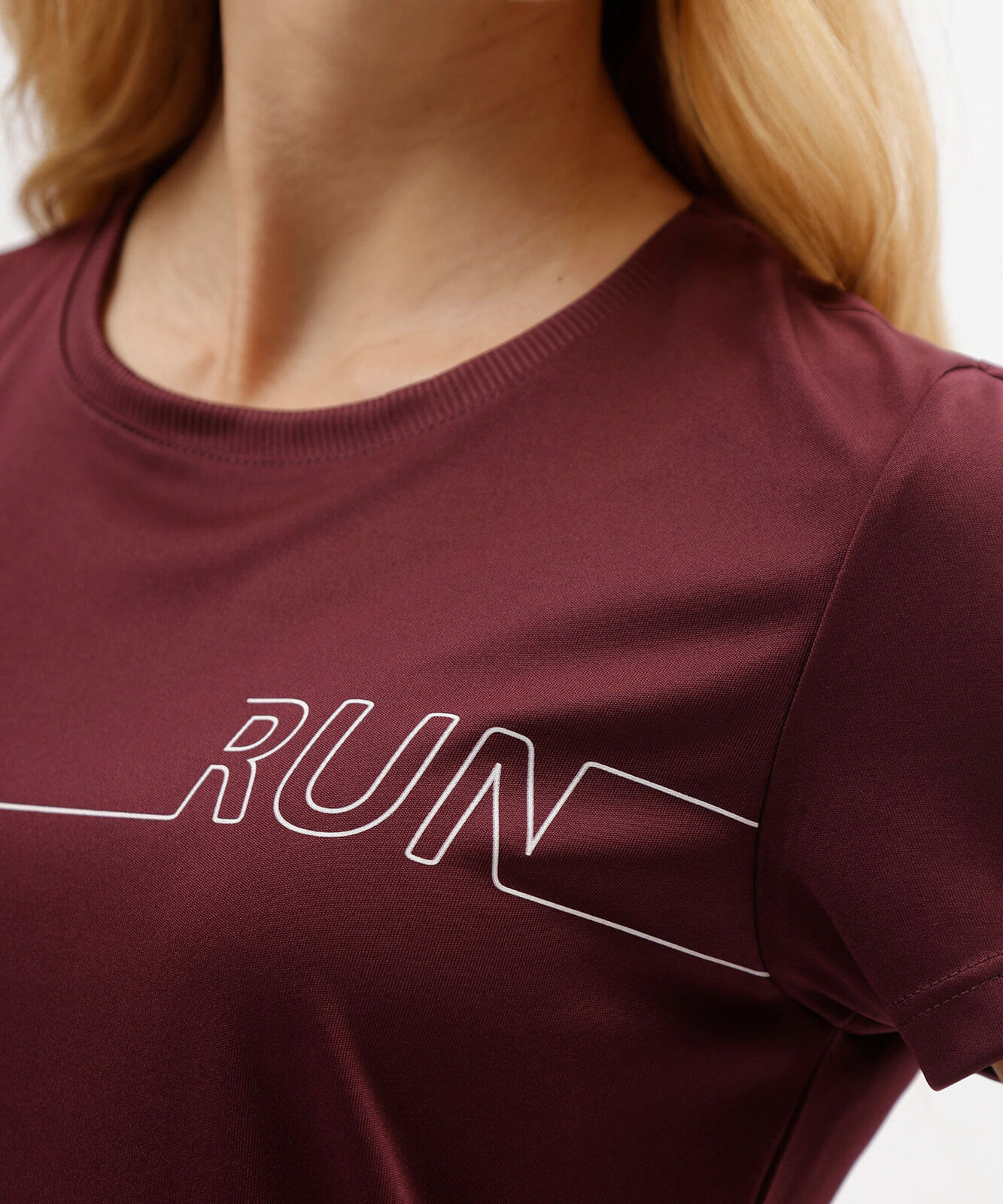 camiseta esportiva feminina manga curta estampada vinho