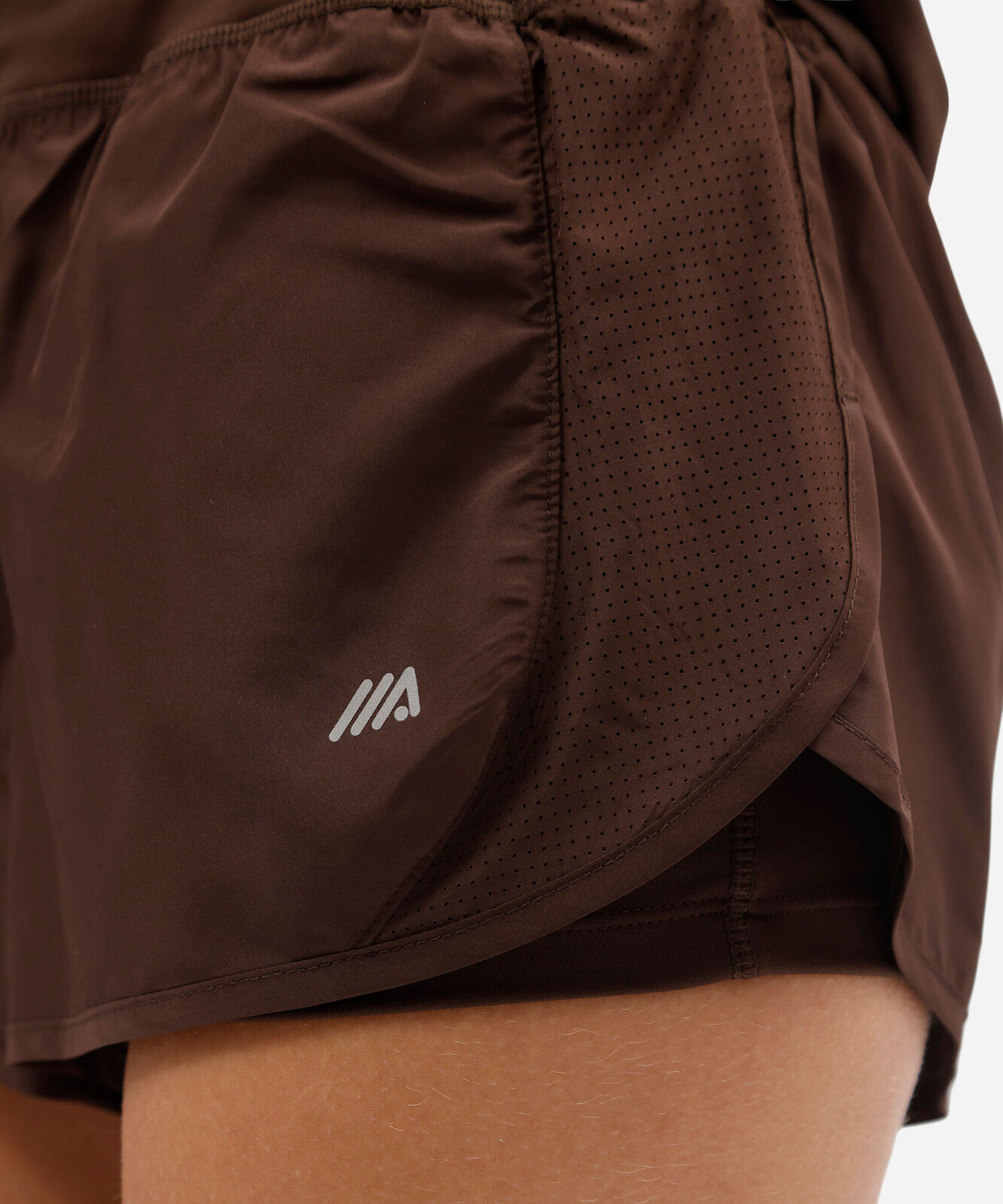 short esportivo feminino de poliamida com bermuda interna marrom