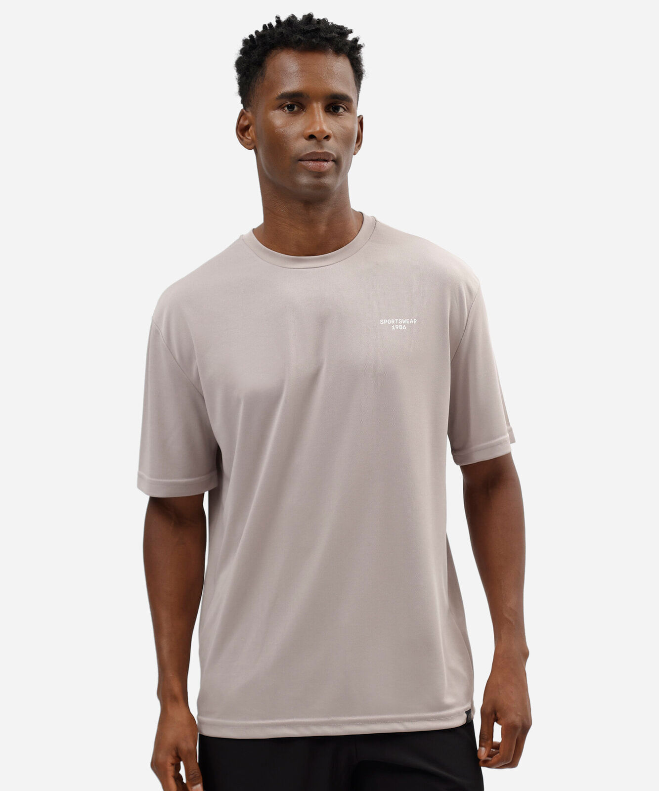 camiseta oversized masculina esportiva estampada cinza