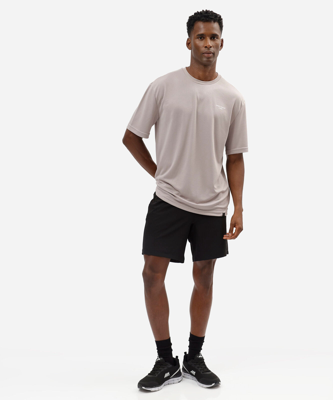 camiseta oversized masculina esportiva estampada cinza