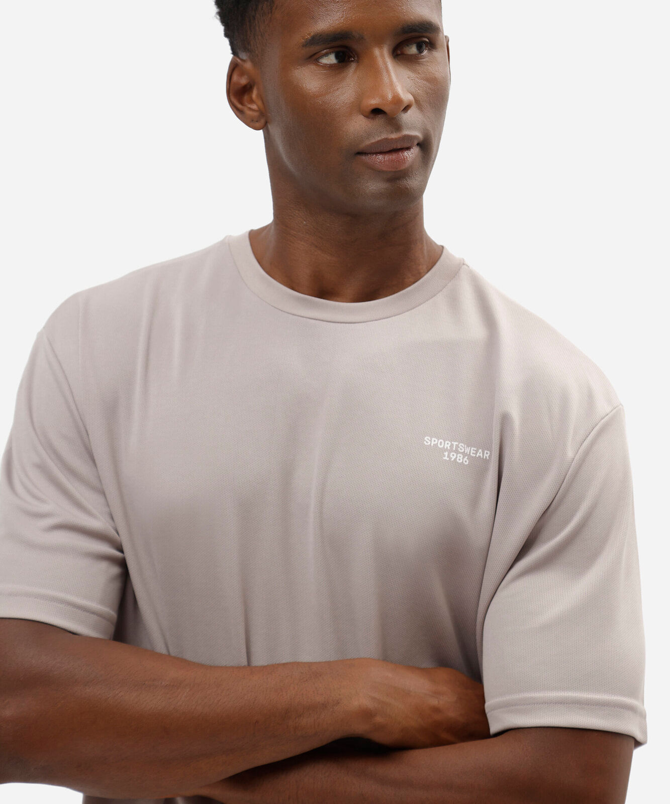 camiseta oversized masculina esportiva estampada cinza